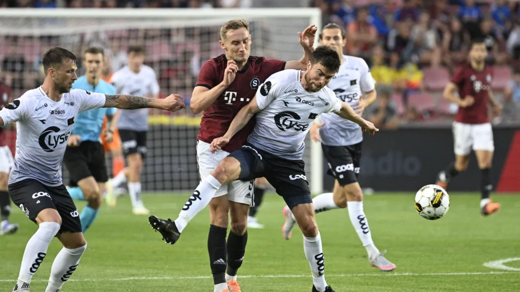 Sparťan Kuchta bojuje o míč s fotbalisty Stavangeru