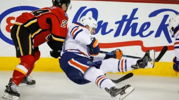 Srážka Jiřího Hudlera s Olejářem Mattem Hendricksem