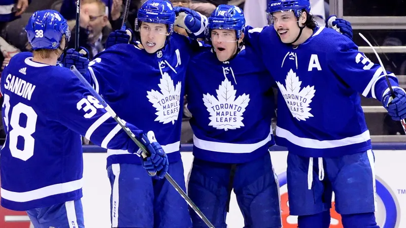 Auston Matthews (vpravo) se raduje se spoluhráči z Toronta z gólu
