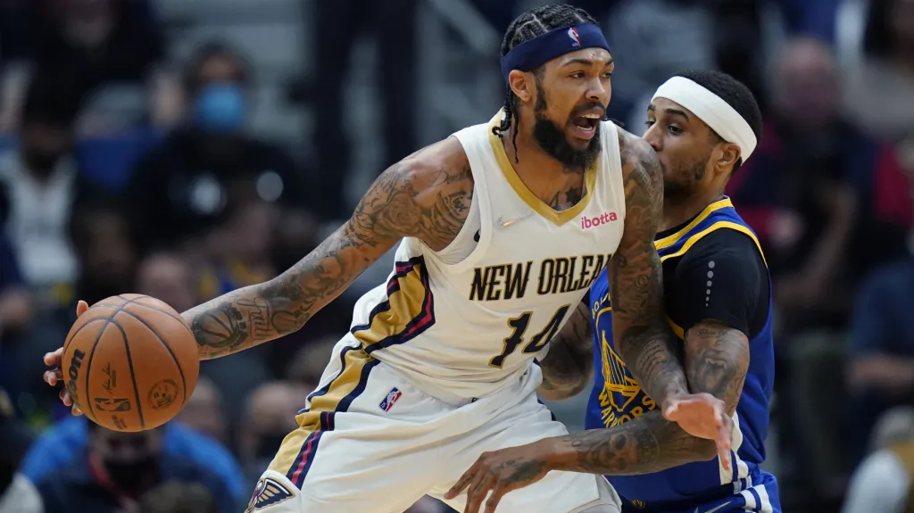 Brandon Ingram z New Orleans (vlevo) v utkání NBA