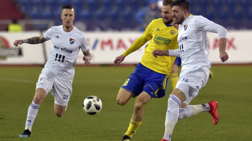 Tomáš Poznar ze Zlína (uprostřed) v utkání s Ostravou