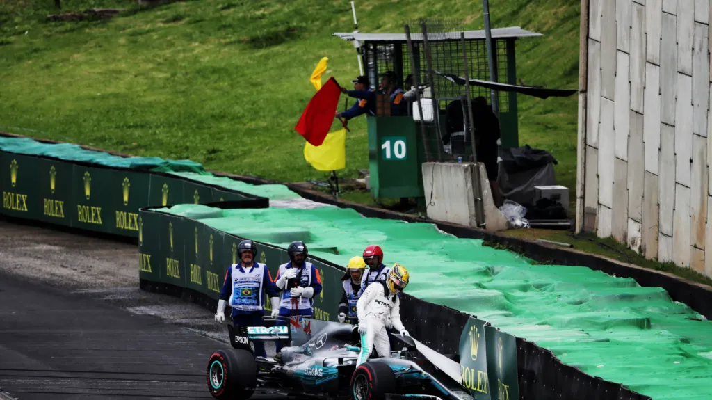 Nehoda Lewise Hamiltona