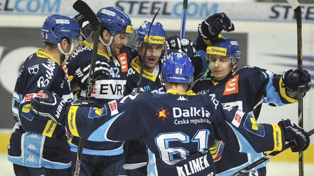 Vítkovičtí hráči se radují z první branky