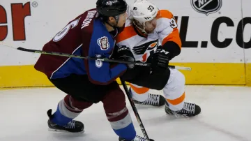 Jakuba Voráčka se snaží přibrzdit bek Colorada Erik Johnson