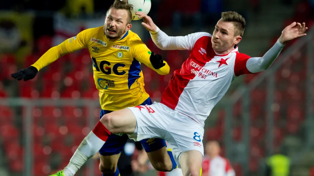 Tomáš Vondrášek (vlevo) v duelu proti Slavii