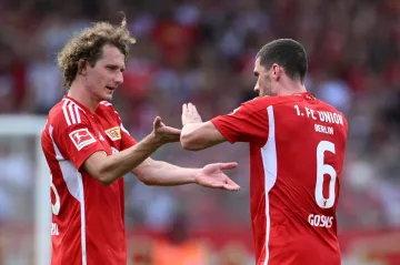 Alex král (vlevo) se raduje z výhry Unionu Berlín