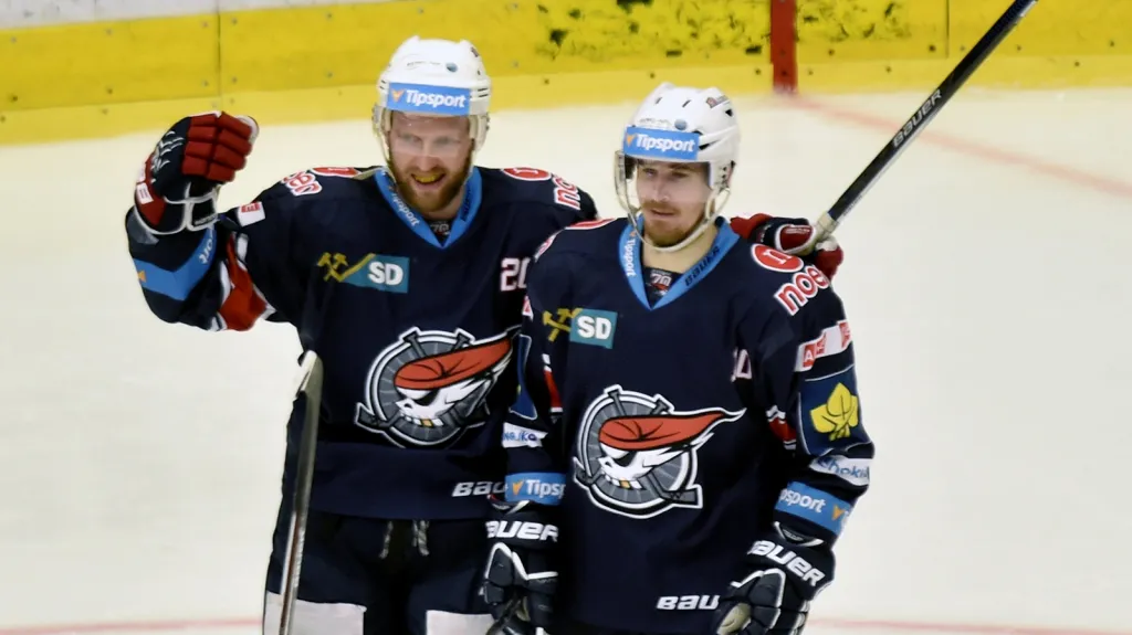 Roman Červenka (vpravo) v dresu Chomutova