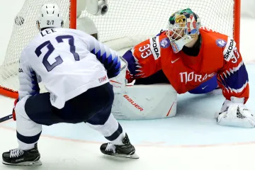 Anders Lee z USA překonává brankáře Norska