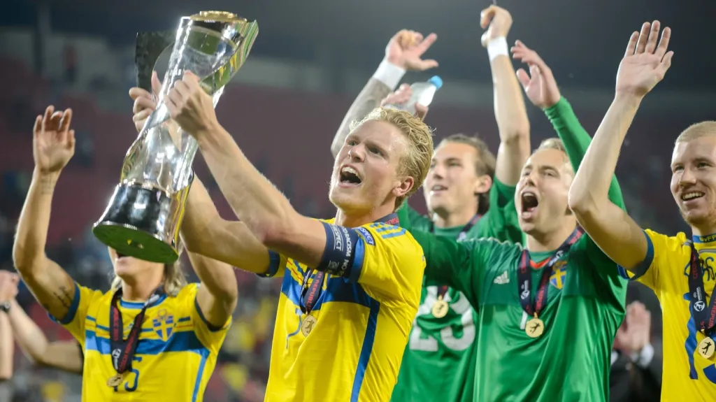 Kapitán švédské jednadvacítky Oscar Hiljemark s trofejí pro vítěze ME