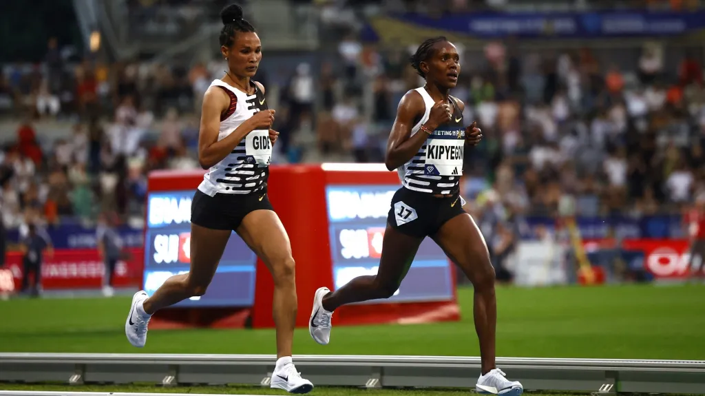 Faith Kipyegonová (vpravo) na trati 5000 metrů