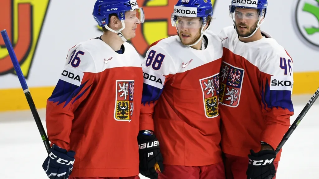 Radost českých hokejistů. Zleva Jakub Krejčík, David Pastrňák a David Krejčí