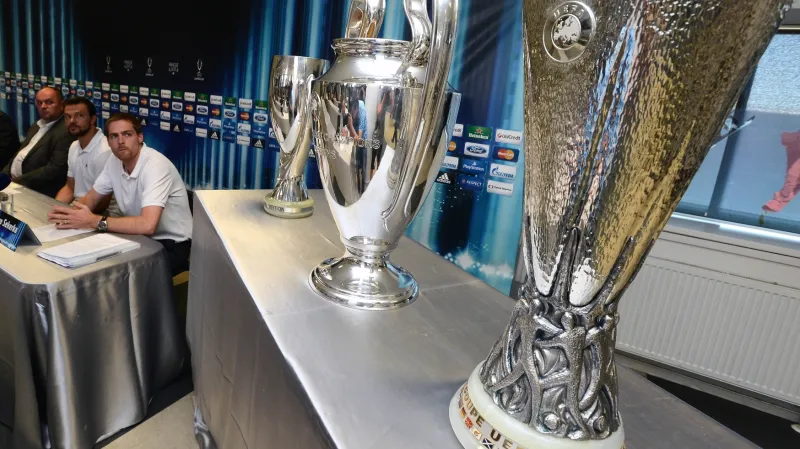 Vystavené poháry pro vítěze Ligy mistrů, Evropské ligy a Superpoháru