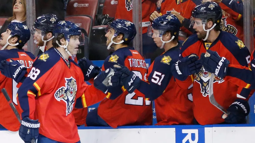 Jaromír Jágr slaví gól se spoluhráči z Floridy