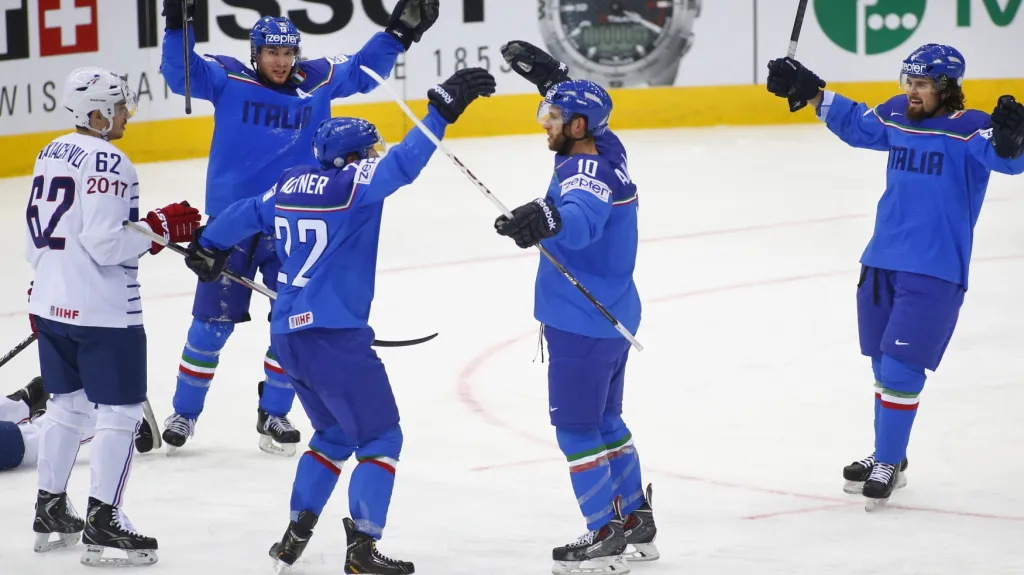 Hokejisté Itálie oslavují branku v síti Francie