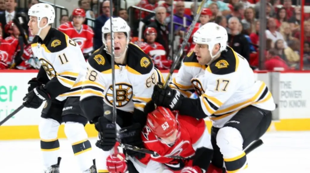 Jaromír Jágr v utkání s Carolinou