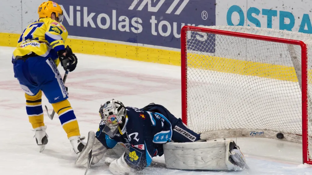 Ondřej Veselý střílí gól