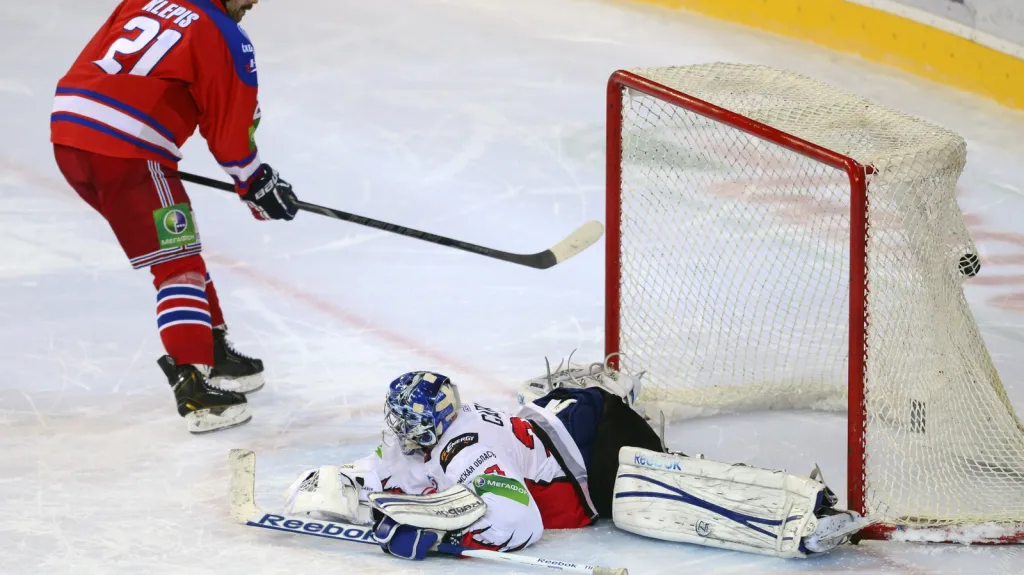 Klepiš ze Lva střílí rozhodující gól v nájezdech proti Omsku