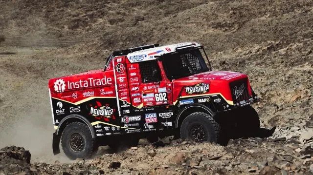 Loprais přišel kvůli výměně pneumatiky na Dakaru o vedení