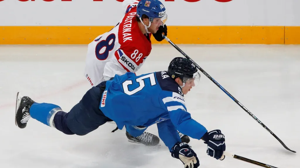 David Pastrňák v zápase s Finskem