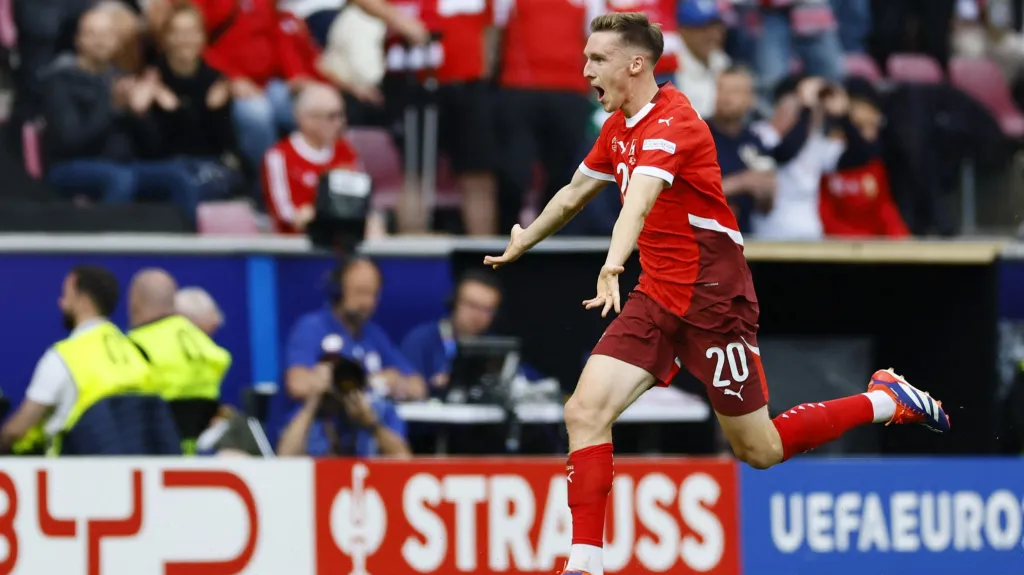 Michel Aebischer slaví gól v síti Maďarska