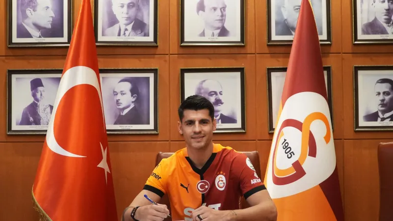 Álvaro Morata při podpisu kontraktu v Galatasarayi