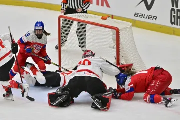 Adéla Šapovalivová (vlevo) v zápase s Kanadou