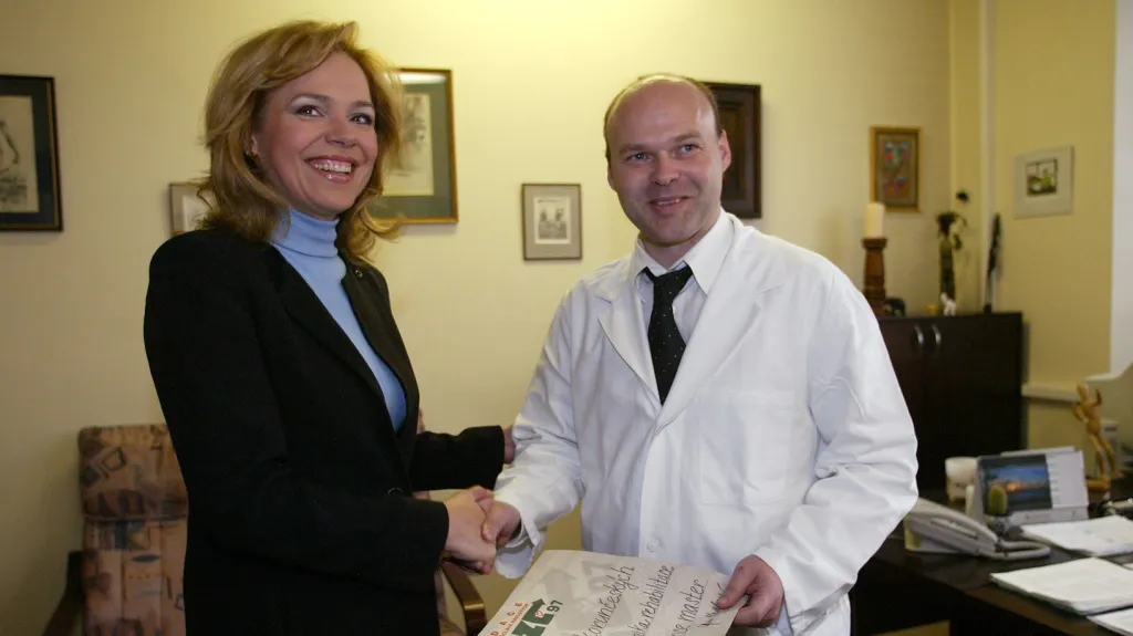 Pavel Kolář přebírá diplom od Dagmar Havlové