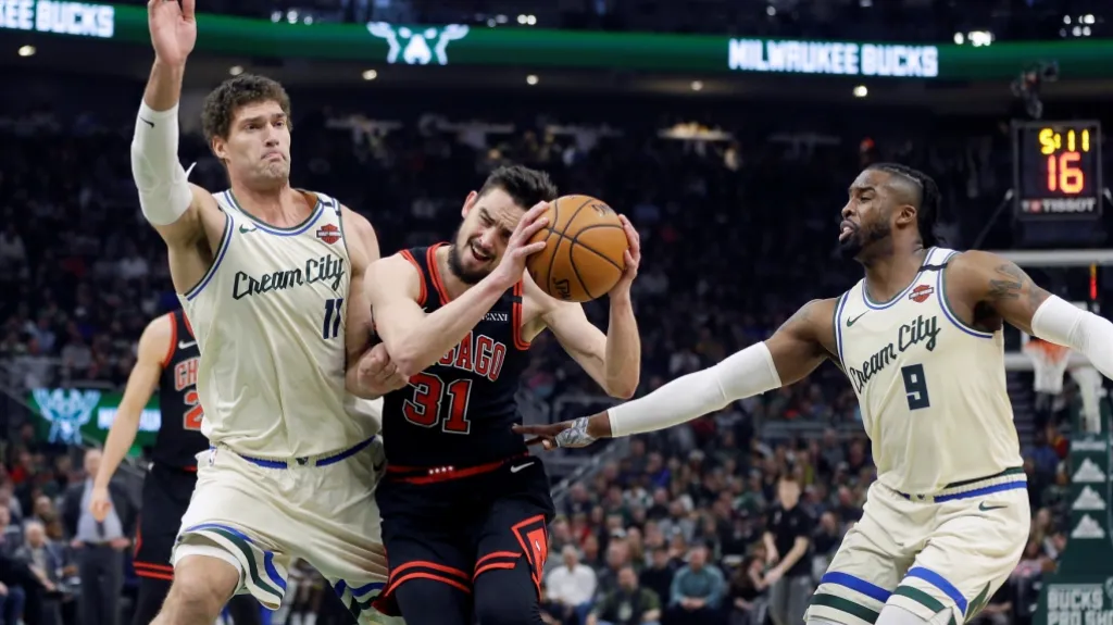Tomáš Satoranský z Chicaga se snaží probít obranou Milwaukee