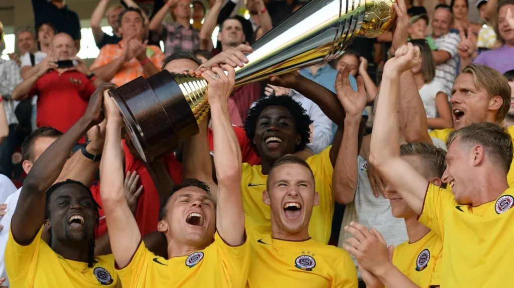 Radost fotbalistů Sparty po zisku Superpoháru