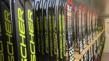 Lyže v servisním kamionu