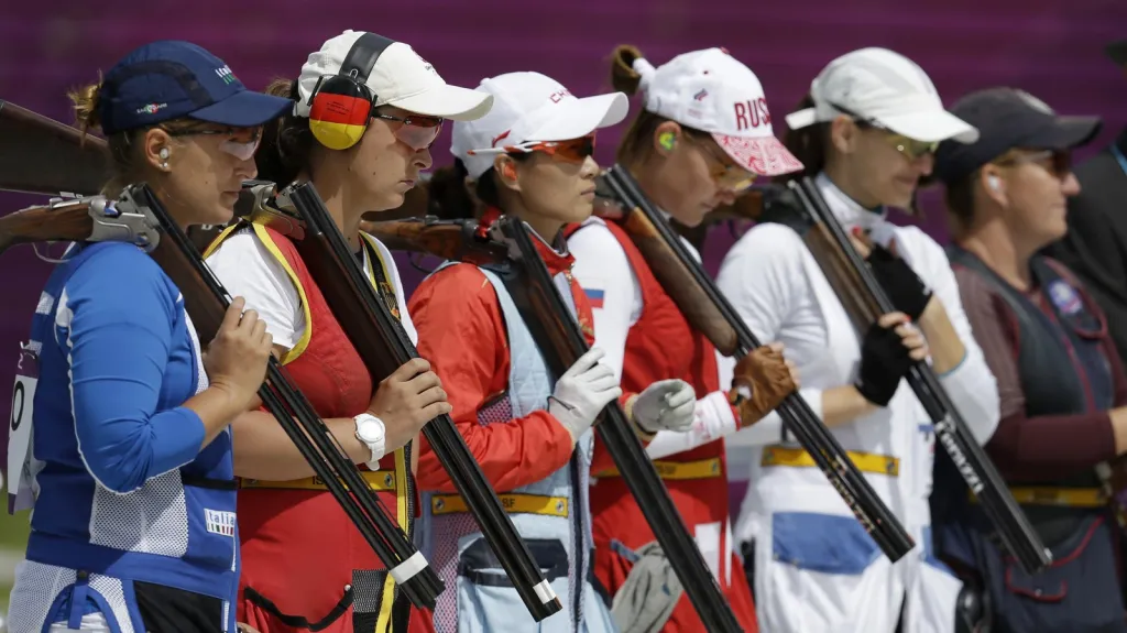 Rhodesová, zcela vpravo, se soupeřkami