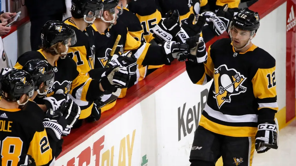 Dominik Simon se raduje se spoluhráči z Pittsburghu