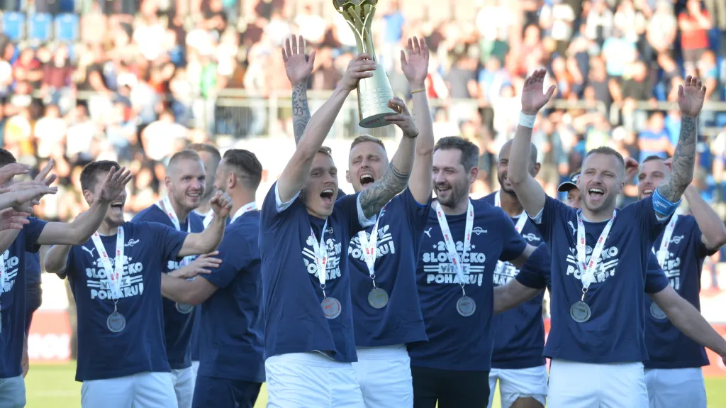 Fotbalisté Slovácka s trofejí pro vítěze poháru