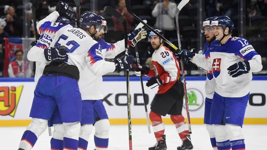 Hokejisté Slovenska se radují z gólu v síti Rakouska