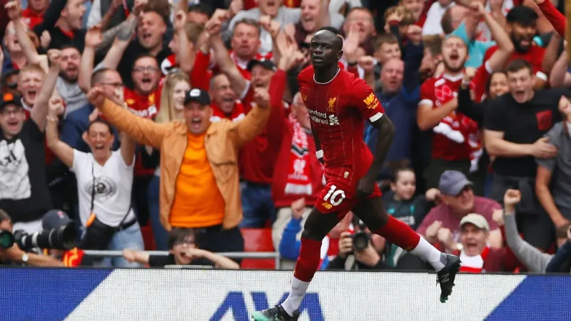 Sadio Mané z Liverpoolu právě rozvlnil síť soupeře