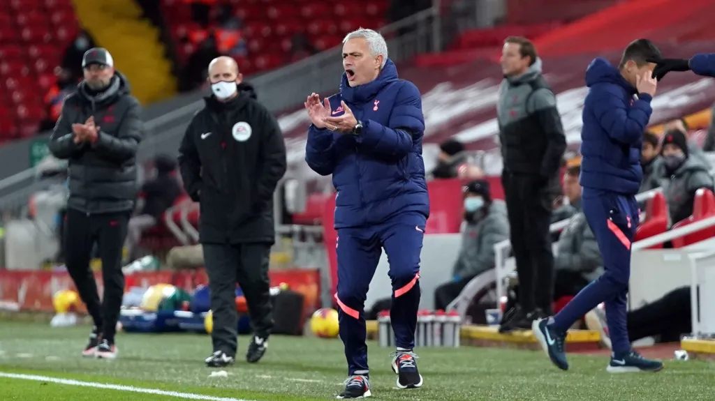 José Mourinho během utkání Premier League v Liverpoolu