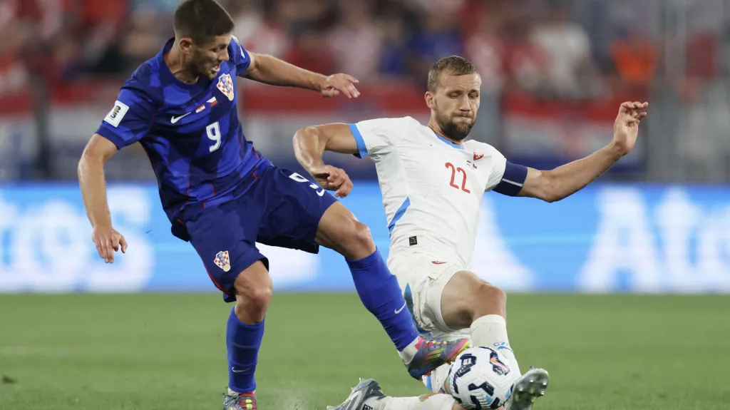 Tomáš Souček v souboji Andrejem Kramaričem