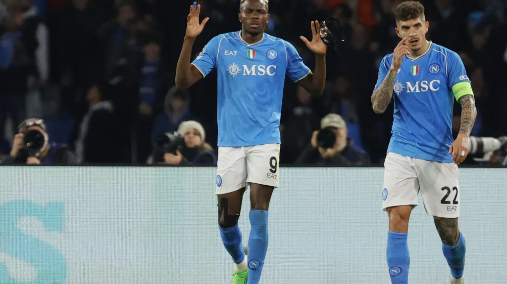 Victor Osimhen (vlevo) slaví gól