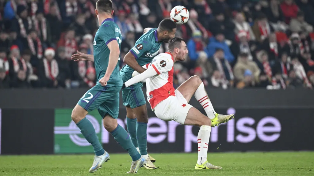 Mathias Jörgensen z Anderlechtu v souboji s Tomášem Chorým ze Slavie