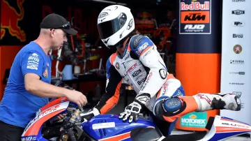 Karel Hanika sedá na motorku při kvalifikaci v Brně