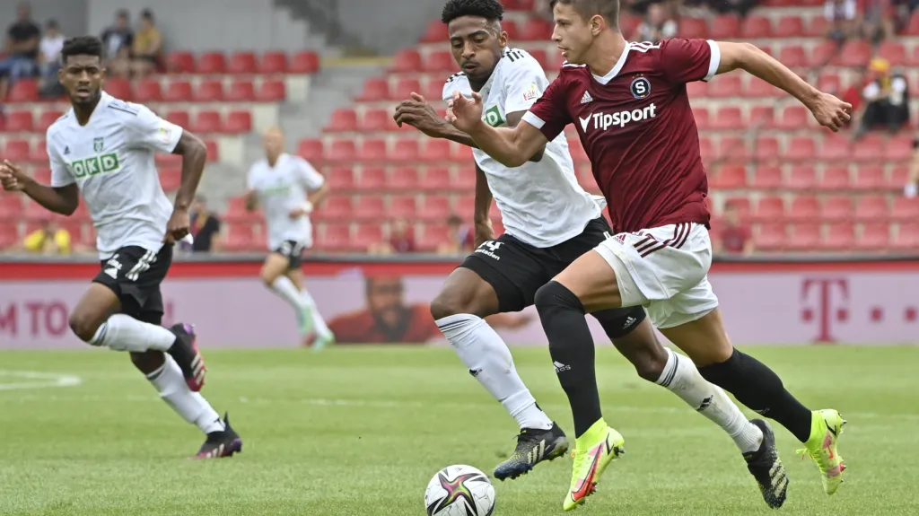 Adam Hložek ze Sparty v utkání s Karvinou