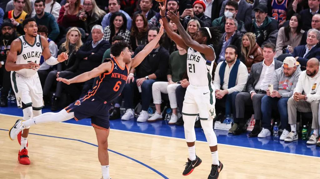 Jrue Holiday z Milwaukee střílí trojku na palubovce New Yorku