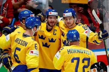 Hokejisté Švédska se radují z gólu na mistrovství světa