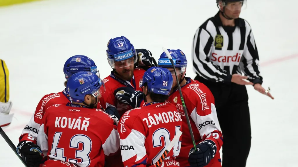 Čeští hokejisté slaví gól