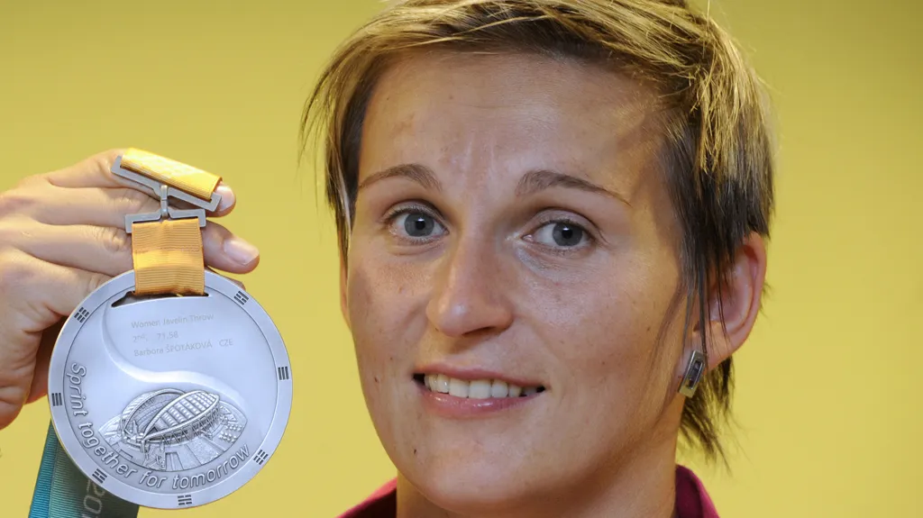 Barbora Špotáková se stříbrnou medailí z Tegu
