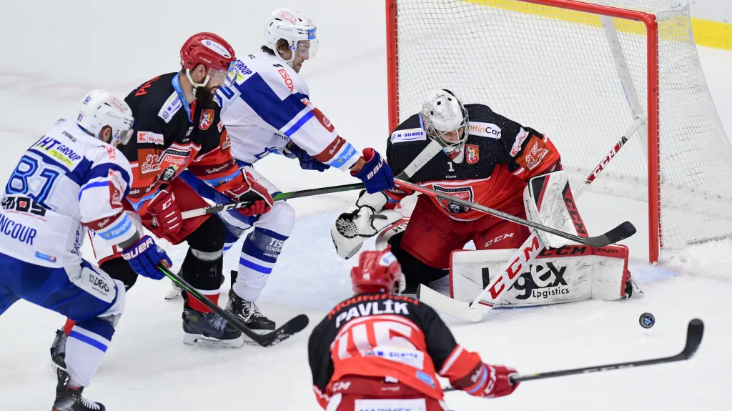 Královéhradecký brankář Štěpán Lukeš kryje šanci Komety Brno