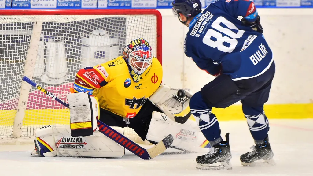 Dominik Hrachovina z Motoru zasahuje proti Michalu Bulířovi z Plzně