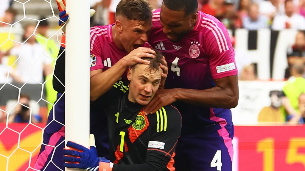 Joshua Kimmich drží brankáře Manuela Neuera za hlavu