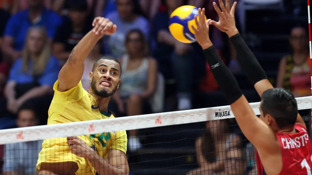 Brazilec Ricardo Lucarelli Souza smečuje