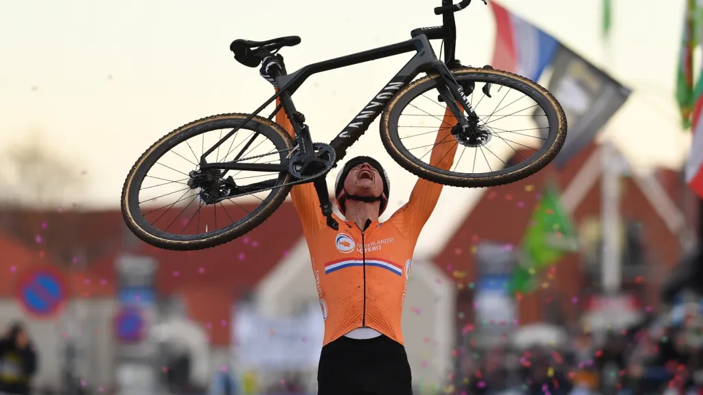 Nizozemec Mathieu van der Poel se raduje z titulu světového šampiona